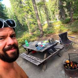 Pépé le campeur du dimanche.