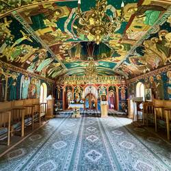 Die kleine Holzkirche am Eingang von innen.
