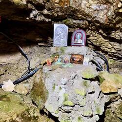 Überall Heiligenbilder und gespendetes Geld.