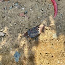 Ein alter Ambos und eine E-Leitung mitten auf dem Weg?!