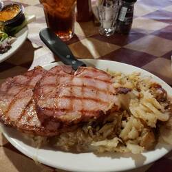 Erst mal lecker Fleisch, rechts German Fries und darunter Sauerkraut.