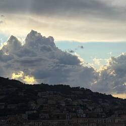 Und hinterließ mächtige Wolkengebilde