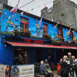 Rechts auf der Bank das Galway-Girl