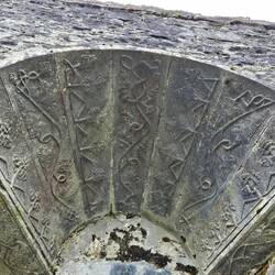 Man beachte die Ornamente im Bogen