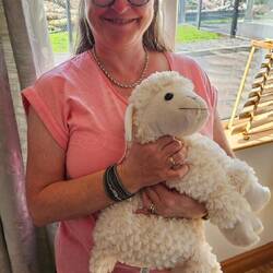 Rechts in weiss das Kuschel-Schaf