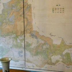 Die Karte des Grundbesitzes nimmt eine ganze Wand ein