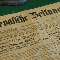 Auf dem Tisch noch die Revalsche Zeitung von 1914
