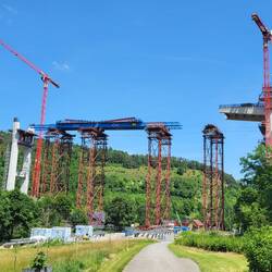 Hier wird eine weitere Brücke über das Neckartal gebaut.