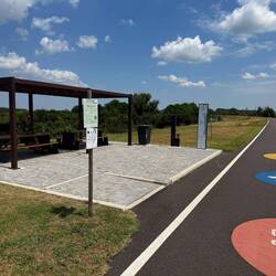 Bei Kilometer 90 sind wir auf eine der wenigen Pausenbänke gestoßen.