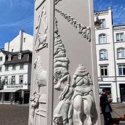 Peter Lenk: Denkmal Heinrich des Löwen, Kunststein von 1995