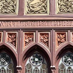 Inschrift am Haus: Wer Gott vertraut, hat wohl gebaut.