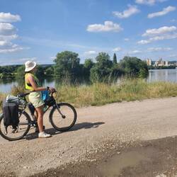 Usines au loin et bords de Seine