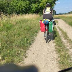 Petit chemin caillouteux (mauvaise journée pour les fines roues de lou)