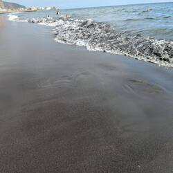 Wunderschöner Sandstrand ohne Steine mit relativ hohen Wellen