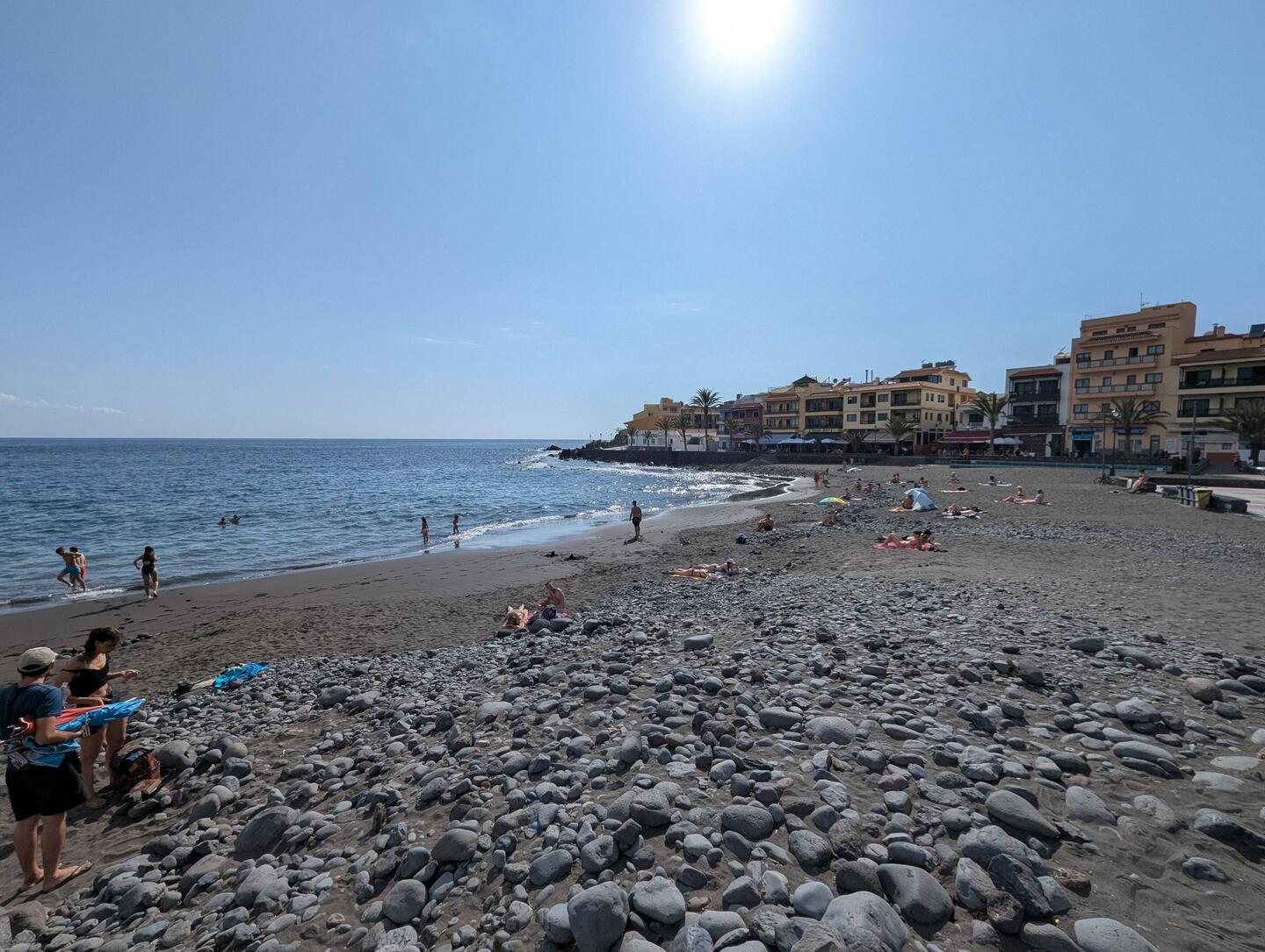 Der dunkle Strand von La Calera