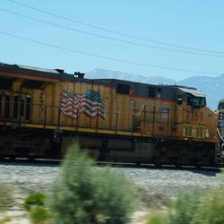 gleich vier Loks ziehen einen Zug mit weit über hundert Waggons