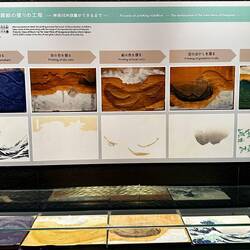 Die Holzdruckplatten der bekannten Welle von Hokusai. Je Platte eine Farbe