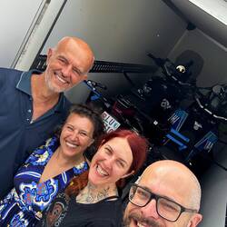 Gruppenfoto mit Motorrädern