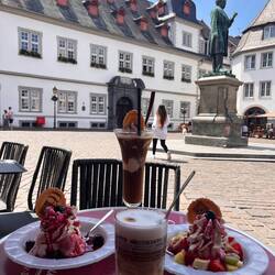 Eis auf dem Jesuitenplatz mit dem Denkmal für Johannes Muller, 1801-1858, Physiologe