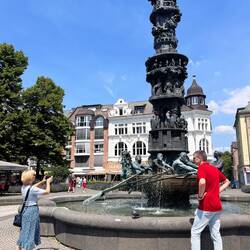 Historiensäule fasst die 2000-jährige Geschichte der Stadt Koblenz zusammen
