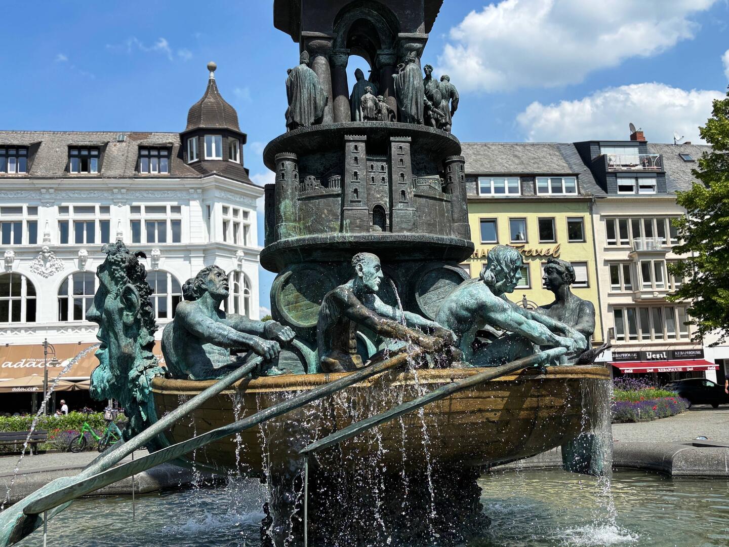 Historiensäule aus dem Jahr 2000, Boot mit Weinfässern aus der Zeit der Römer am Rhein