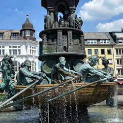Historiensäule aus dem Jahr 2000, Boot mit Weinfässern aus der Zeit der Römer am Rhein