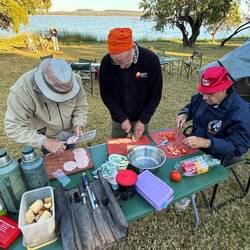 Frühstück! Das bringt er auf jeden Fall. Hier drei unserer Senioren-Profi-Schnibbler.