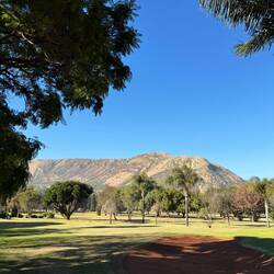 Eingebettet zwischen Bergen und grünen Auen.