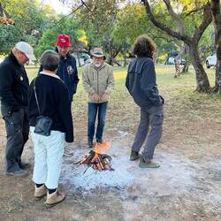 Nach getaner Arbeit mit der Jugend am Aufwärm-Feuer.