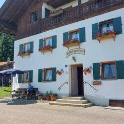 Pause unterwegs in den Bergen zusammen mit Radlern aus Hannover.