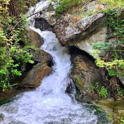 Prachtig hoe het smeltwater naar beneden dondert.