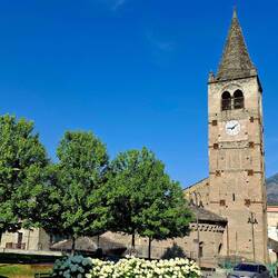 De kerk van Saint-Vincent is typisch. De toren staat los van het schip.