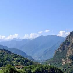 Enkel wolken boven op de bergtoppen.