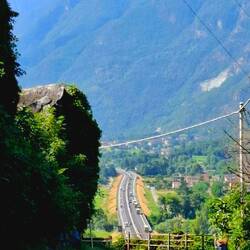 Diep in het dal raast de snelweg tussen Zwitserland en Torino.