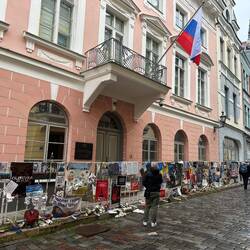 Die russische Botschaft wird bewacht und jeder lädt an den Gittern seinen Frust ab