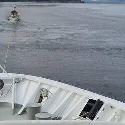 Seenot Übung - ein kleines Schiff zieht unseres