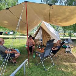 Erstes Zusammensitzen mit der jungen Familie