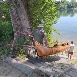 Der Canadier wird im Seitenarm des Rheins zu Wasser gelassen