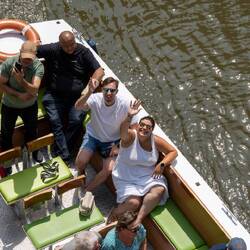 Blick von der Brücke – auf die beiden Bootsfahrenden