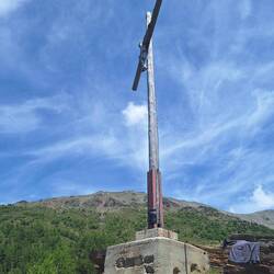 Ä sehr ä miggrige Jesus hängt do obe ...