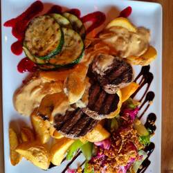 Rentierfilet mit Salat, Gemūse und Hausdressing