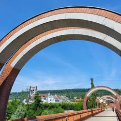 Einfahrt nach Plochingen - das Hundertwasserhaus ist schon zu sehen.