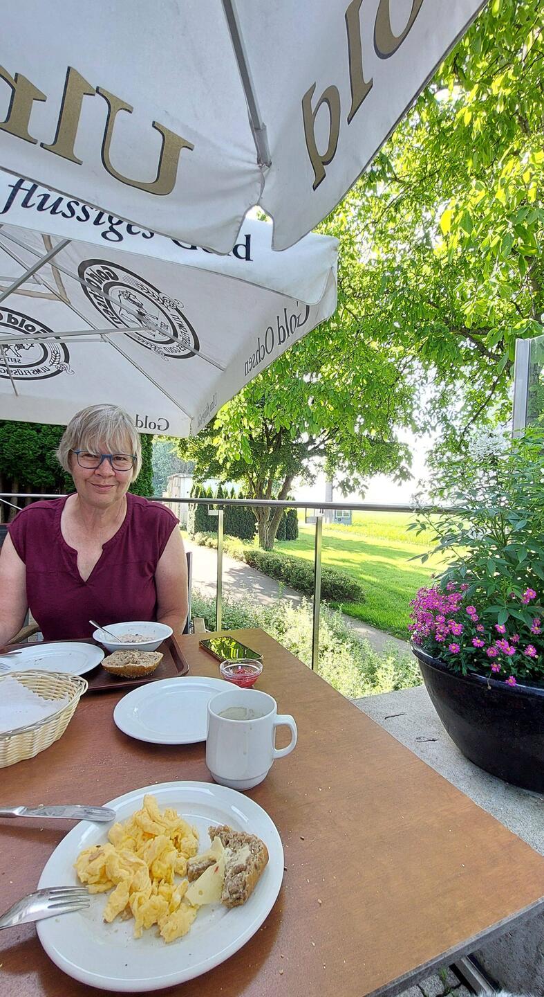 Wir frühstücken in Ulm draußen....