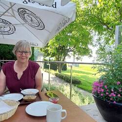 Wir frühstücken in Ulm draußen....