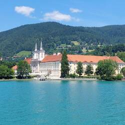 ....vorbei am Ort Tegernsee.