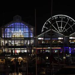 Der Hafen von Kapstadt ist am Abend wunderschön beleuchtet...