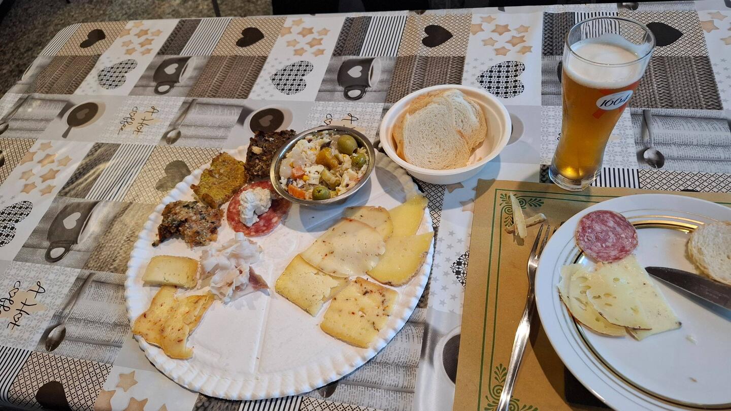 Wit brood en veel kaas op een bedje van toilsiré.