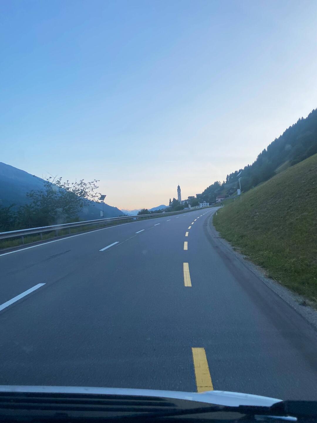 Nach dem zweiten Mal rechts geht's hoch nach Flims.