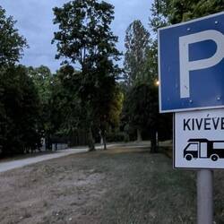 Kiveve bedeutet "außer"