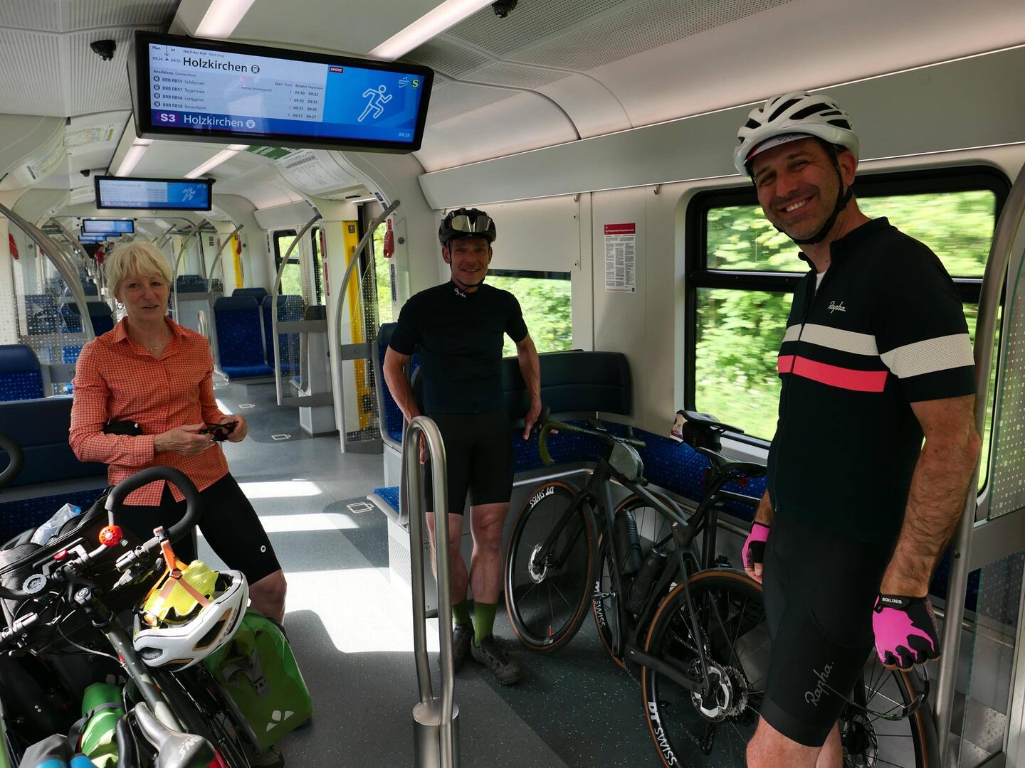 Dans le train les cyclistes se racontent des histoires de cyclistes !